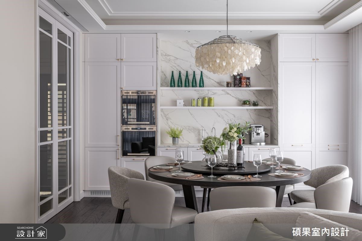 淺柔色系的減法美式風，串聯客廳、餐廳和廚房融合機能與設計美學