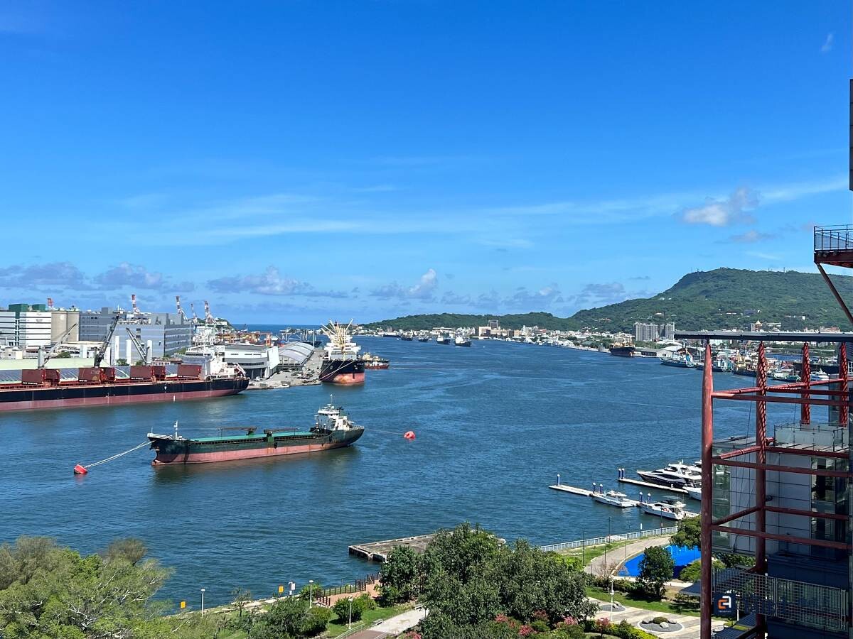 由愛河連接的高雄港灣，令人舒暢的遼闊景色，成為許多人嚮往的住處。