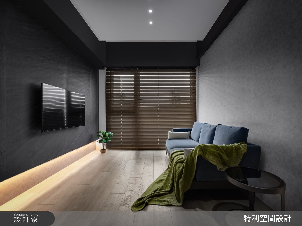 歡迎光臨餐飲高層的私人居所！18 坪新成屋以黑白灰搭配精緻建材，將五星...