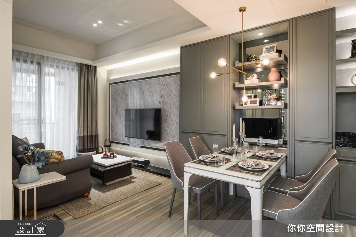 人字拼木地板鋪墊玄關長廊，使 20 坪精品混搭宅空間無限延伸～