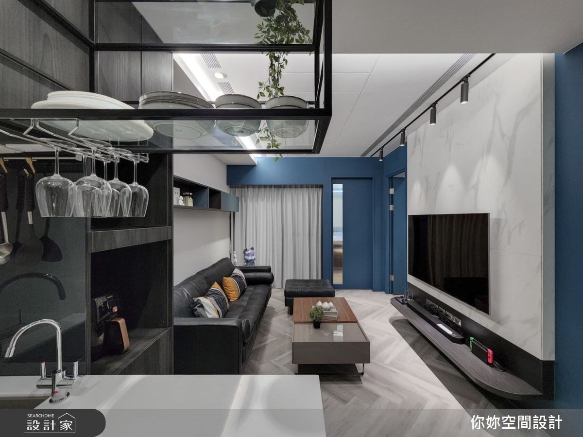 黑白現代風裡的一抹莫蘭迪藍！專屬兩人世界的15坪超機能小宅