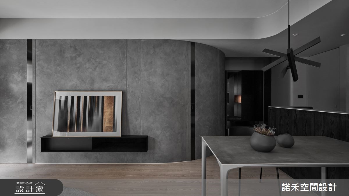 宛如暗房般默默紀錄生活！灰色塗料與溫潤木皮，沿著弧形設計建構都會男...