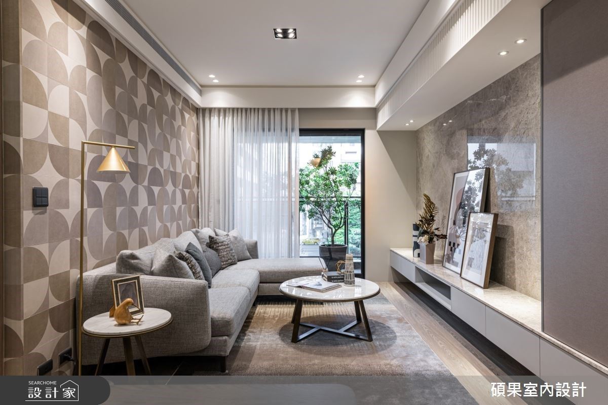 渲染香檳金的輕奢華麗！巧搭綠意院景，傾訴 25 坪精品宅的靜謐與優雅