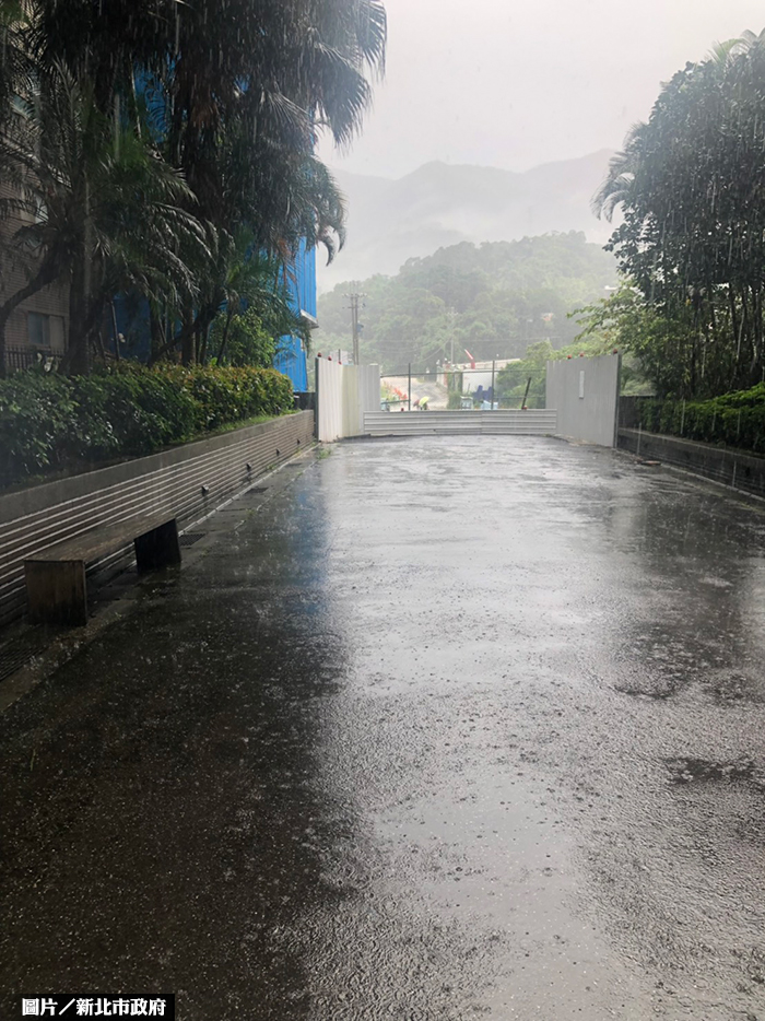 扯！汐止建商挖空道路 市府要求復原