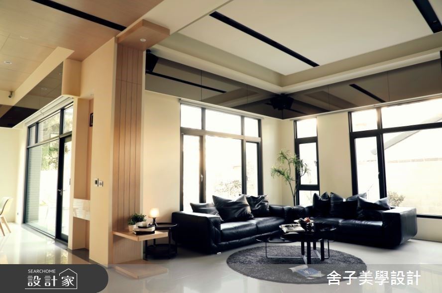 在自地自建的簡約風透天別墅，享受被一片綠意庭院包圍的陽光生活！