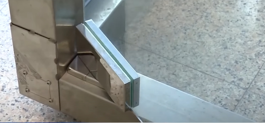 新房住2年「浴室玻璃門炸裂」 專家曝1招防範