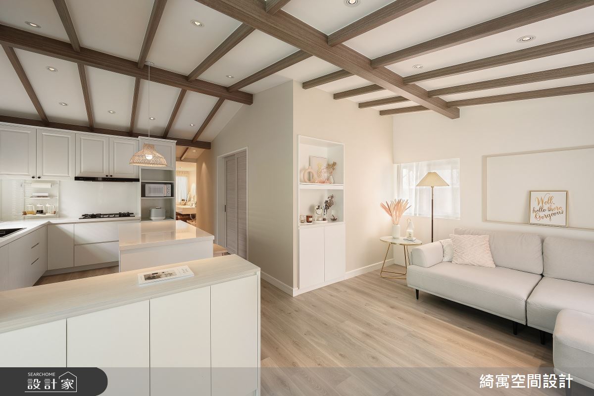 老屋體質調整好，蛻變成奶油白的迷人美式小閣樓，中島廚房讓人烹飪魂大爆發