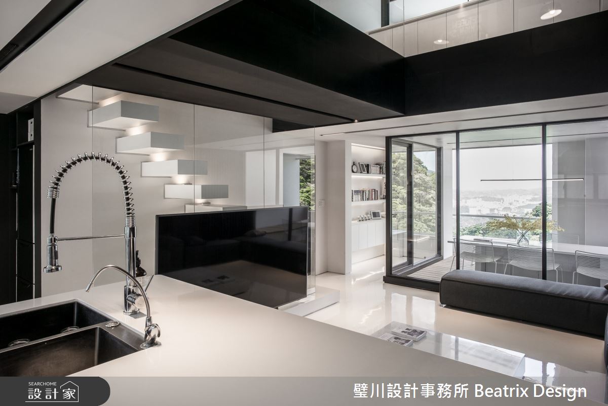 超級CHILL的房子! 簡約黑白、吧檯餐桌、美景浴缸和度假式露臺，讓人醉了~
