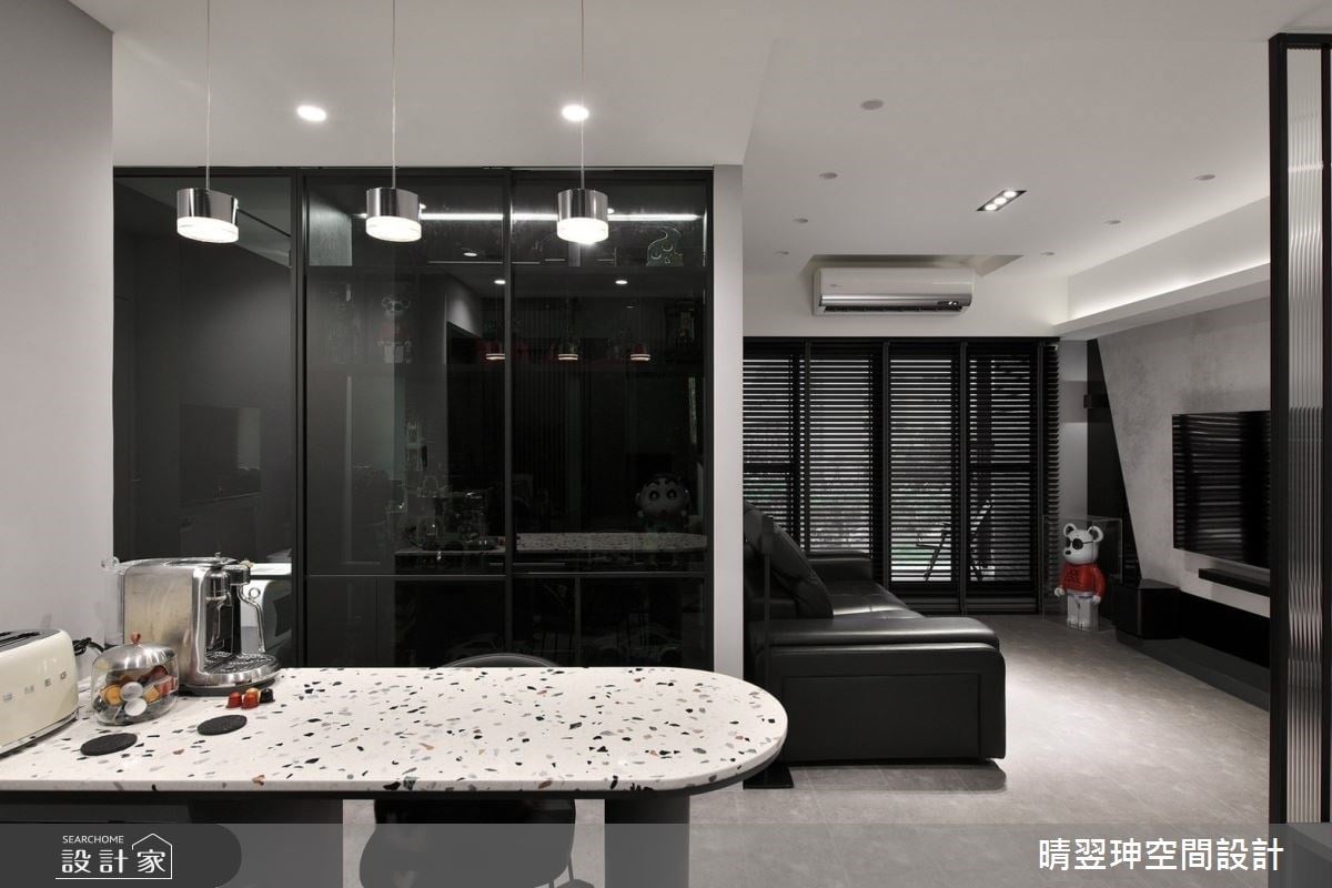 刻劃你的最佳品味！時尚客廳、寬敞更衣間，構築 23 坪黑白時髦現代宅！