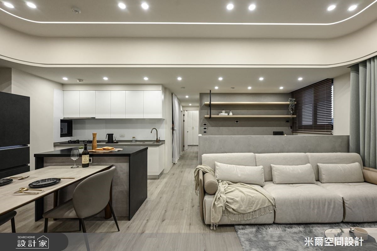 大面落地窗灑入寬敞的客廳、書房與開放中島廚房，散發美式風的溫馨與舒...