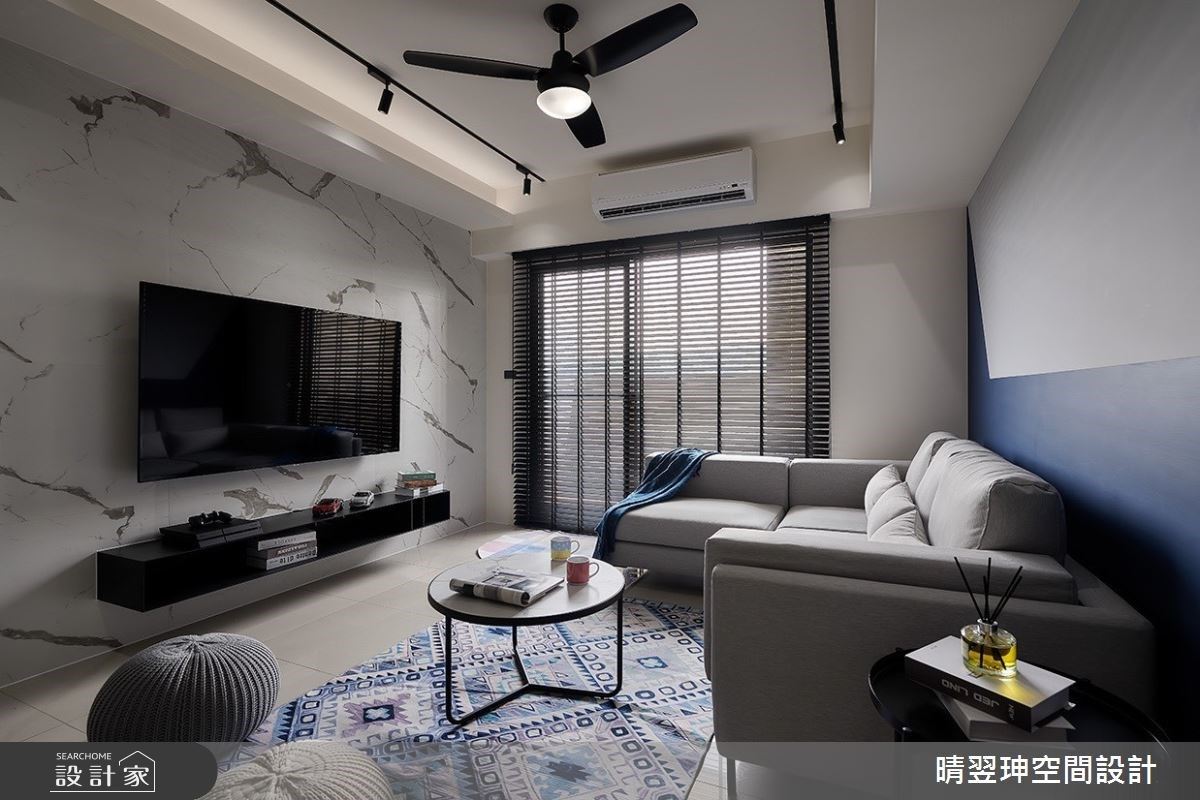 我與湛藍的三房兩廳有約！18 坪工業風小宅營造觀影、微醺的儀式感