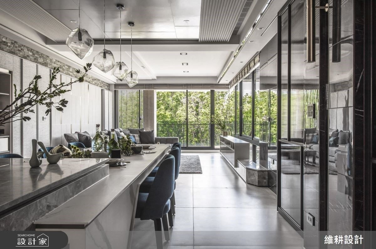 在大理石中島傾聽樹影婆娑，現代別墅與蒼翠綠意的浪漫邂逅！