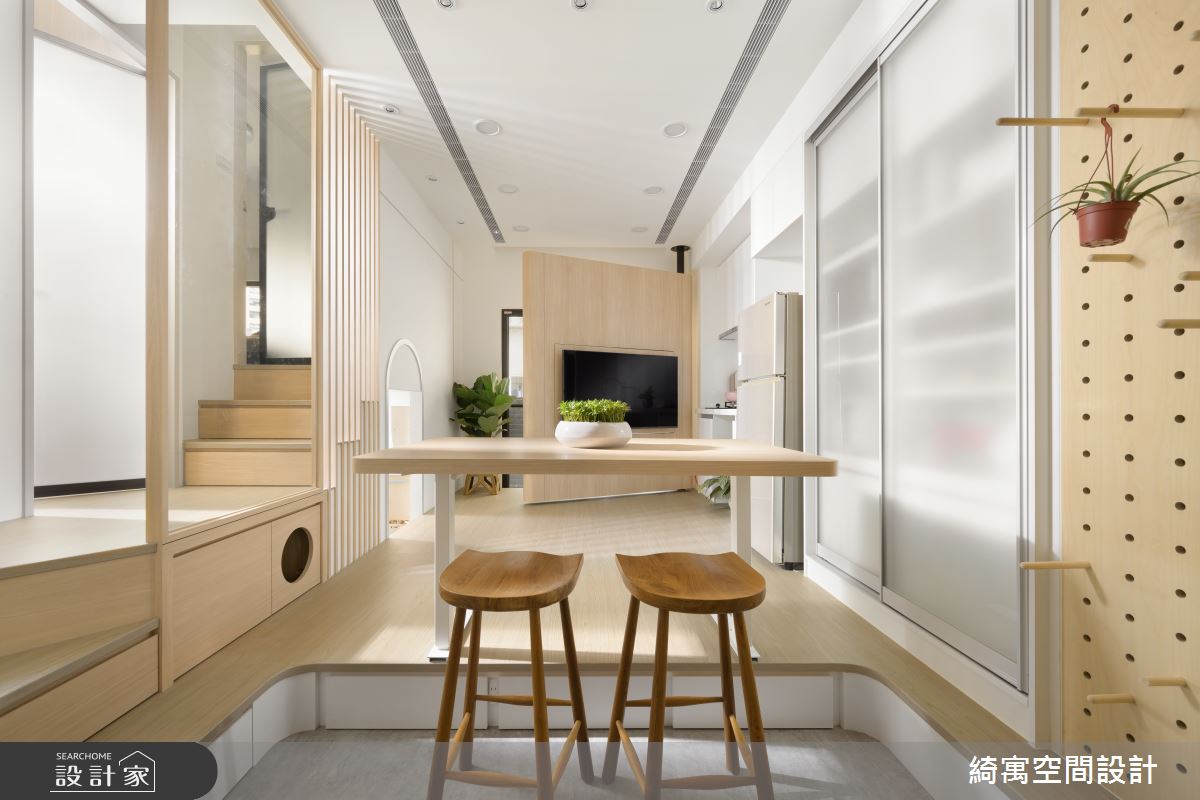 神設計！11坪的旋轉電視牆兼具3大功能，實現2大2小1貓的理想生活場景