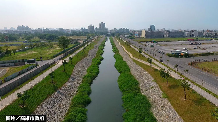 鳳山溪沿岸綠化 生態緩坡完工啟用