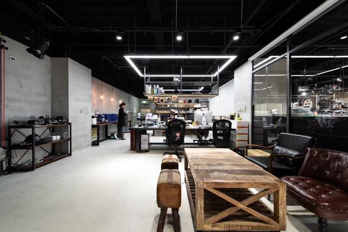 陽剛金屬工業風 夢幻遙控車展售中心