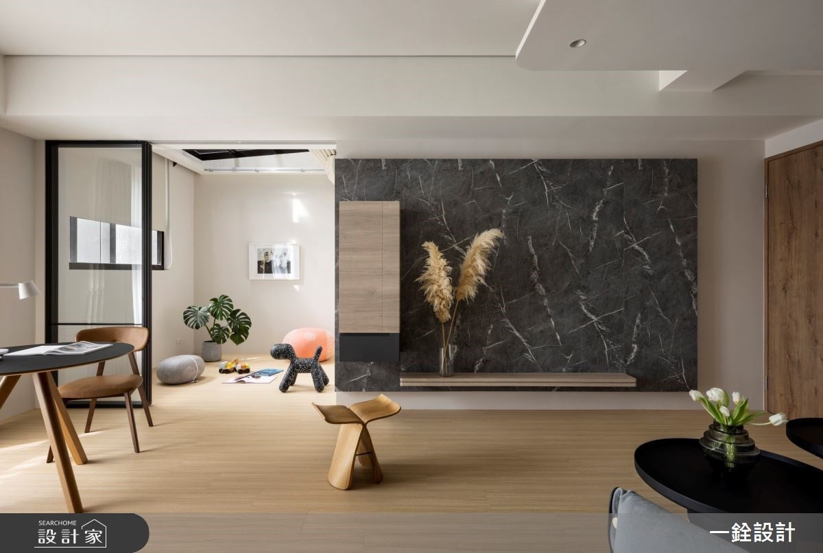 重新定義雙拼住宅！27 坪中古屋不拆牆打通空間、居家場域分類規劃，大小...