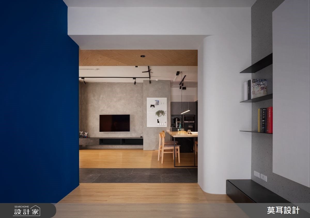 讓玄關成為單車展示間！海軍藍進駐26坪老屋，化身夫妻最愛的個性輕工業風