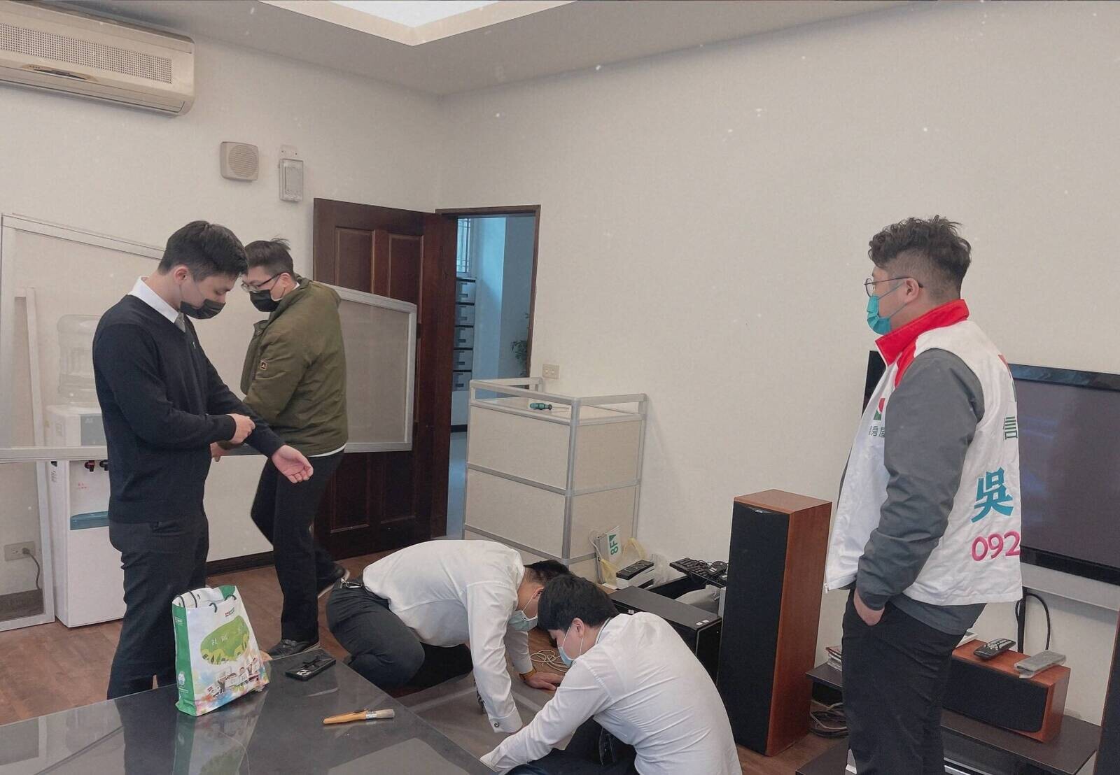 信義房屋房仲不只有買賣時才出現，平常就積極做社區服務，幫居民修補紗窗。