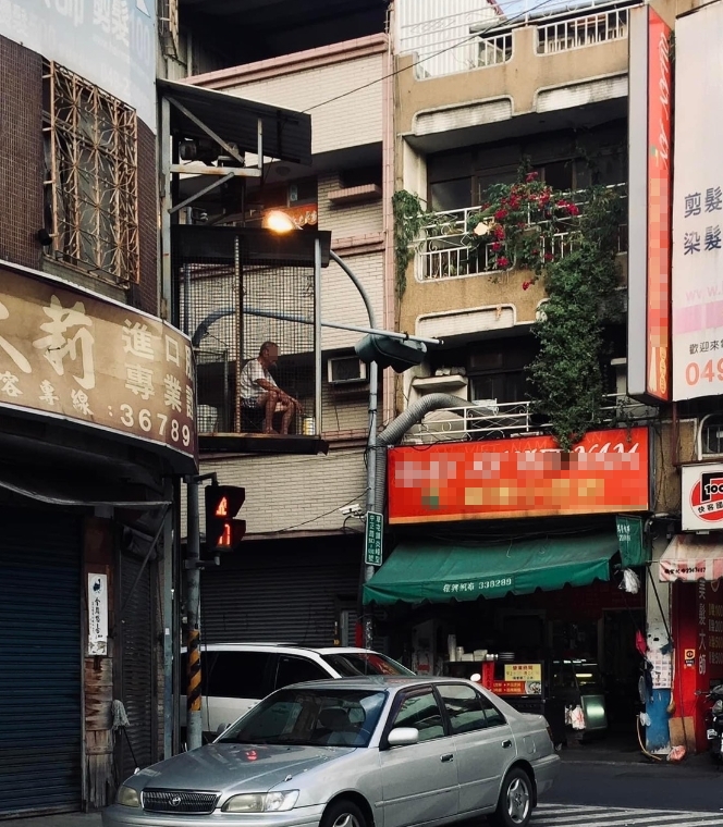真人監視器？「籠中伯」坐陽台看風景 網笑：永遠的目擊者