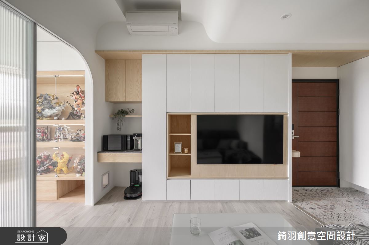 北歐小宅延展生活無限想像！利用垂直高度打造場域機能，玻璃隔間與淺色...