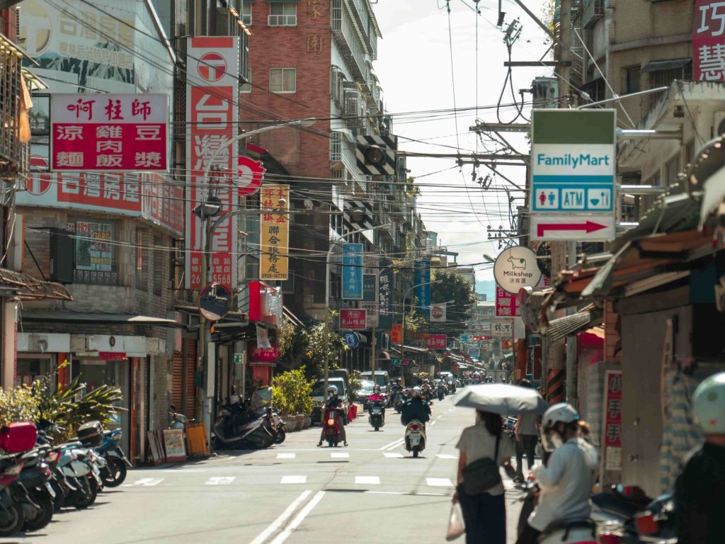 強風豪雨要注意！招牌掉落砸傷路人遭罰24萬　北市建管處提醒店家檢查外...