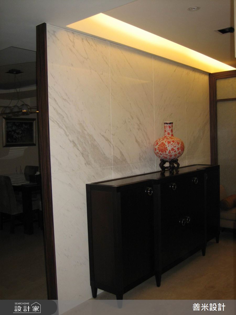 空間自動放大ㄧ倍！ 木紋展示櫃的隔間技巧 視覺自然穿透無礙