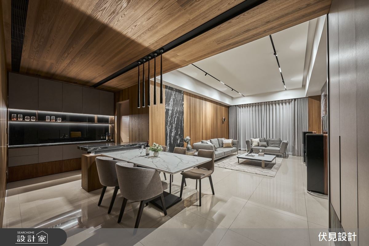 煙燻橡木與黑色石材構築磅礡氣勢，木質餐廳、微醺吧檯與療癒臥室一手掌握