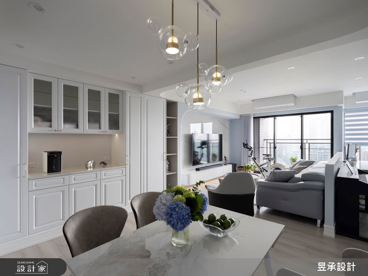 美式風宅邸的溫柔生活提案！客變微調格局＋虛實櫃體設計，輔以線板與弧...