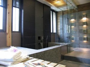 深秋微寒 溫泉宅熱呼呼