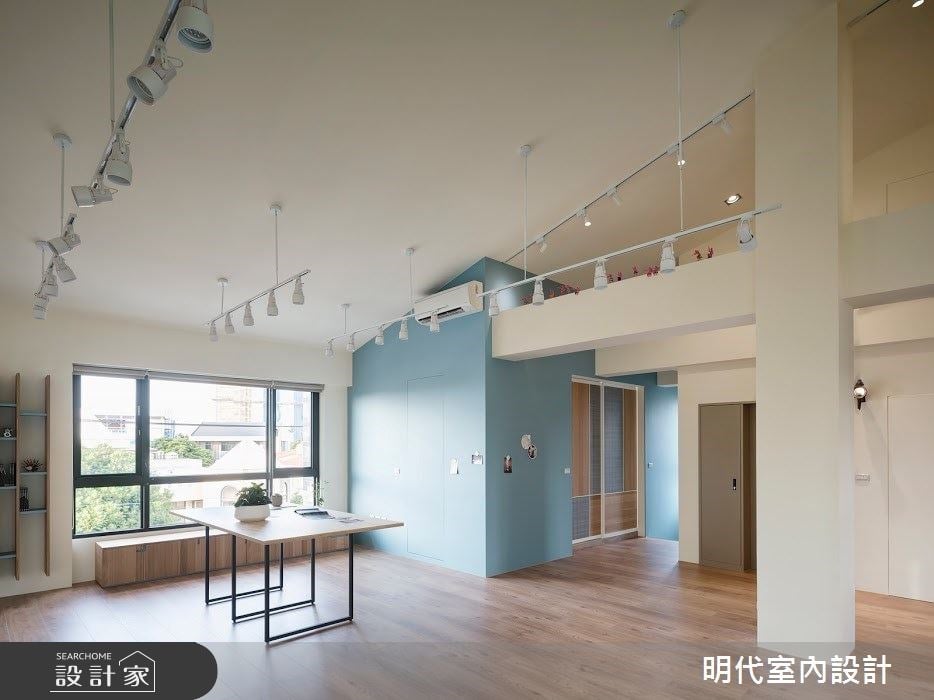 開箱藝術家屋主的透天別墅！自地自建的海洋簡約風，用輕隔間底定穿透光感