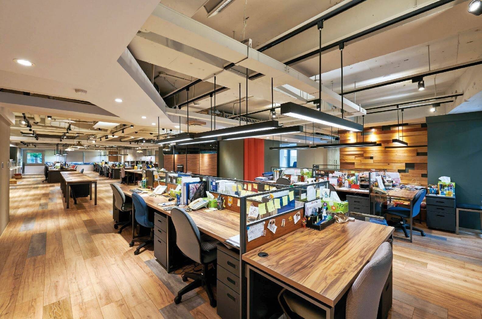 將商業空間導入個性化視覺風格，表達出品牌的活力與精神！