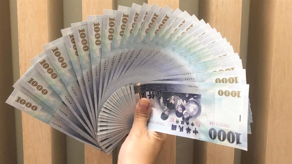 才哭窮申請租屋補貼！他突收「一疊信」洩財力 房東傻眼：大戶膩？