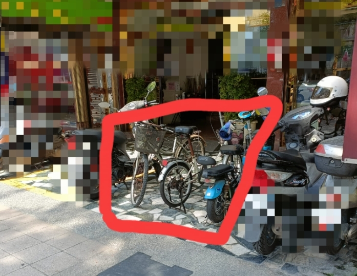 她想停騎樓「挪腳踏車」喬位子 管理員制止：那是人家的地方