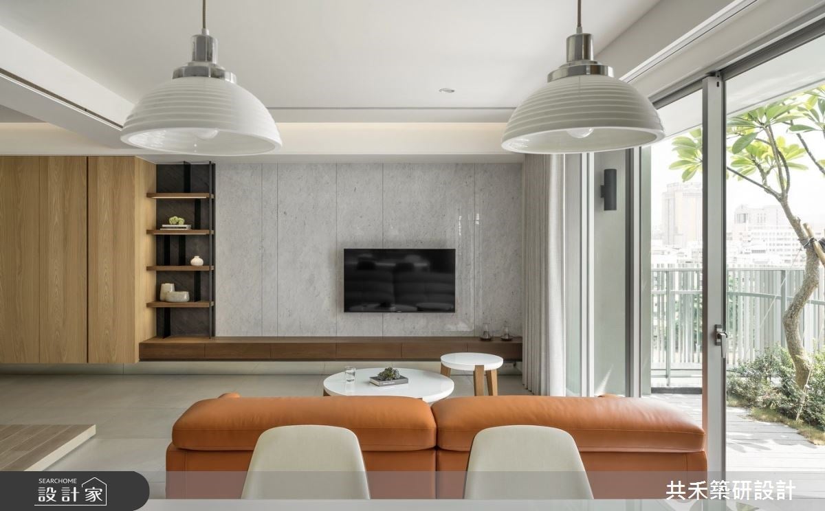 打開隔牆後，客廳更寬敞了！以預售屋客變，讓美好綠意走進現代風單身宅