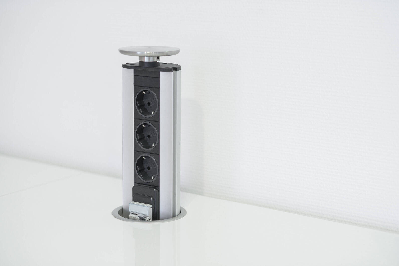 建議可安裝軌道插座，軌道夠長，使用上就保留了很大的彈性空間。（圖片來源_21世紀不動產）