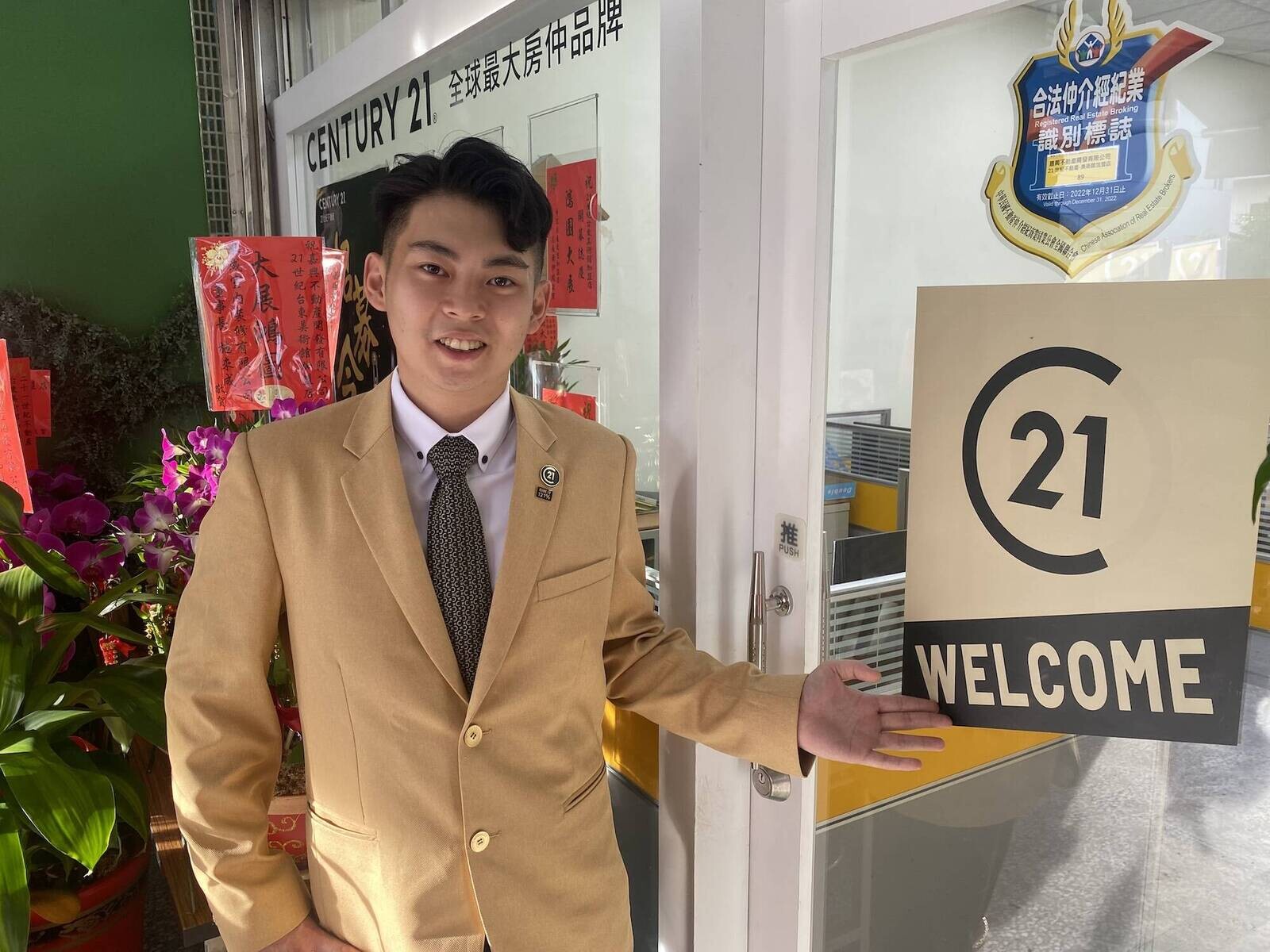 ▲呂孟峻大學打工時看到許多行銷技巧，於是畢業後毅然決定創業，選擇創業加盟21世紀不動產當做職涯起點。