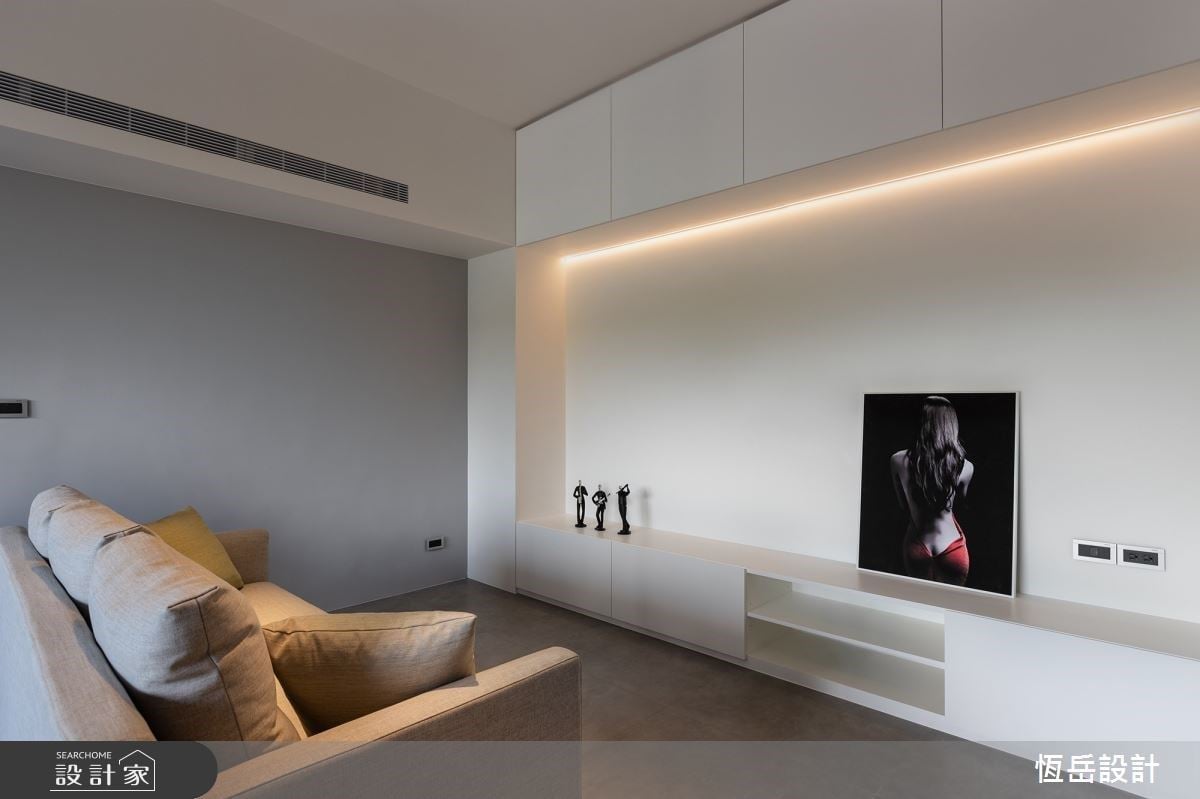 玄關變身書房，客廳連結餐廚，極簡與機能兼具！25坪老屋大改造，開放式...