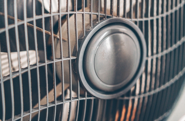 捨不得開冷氣！爸只吹「最低速風扇」女兒心疼：太勤儉會要命