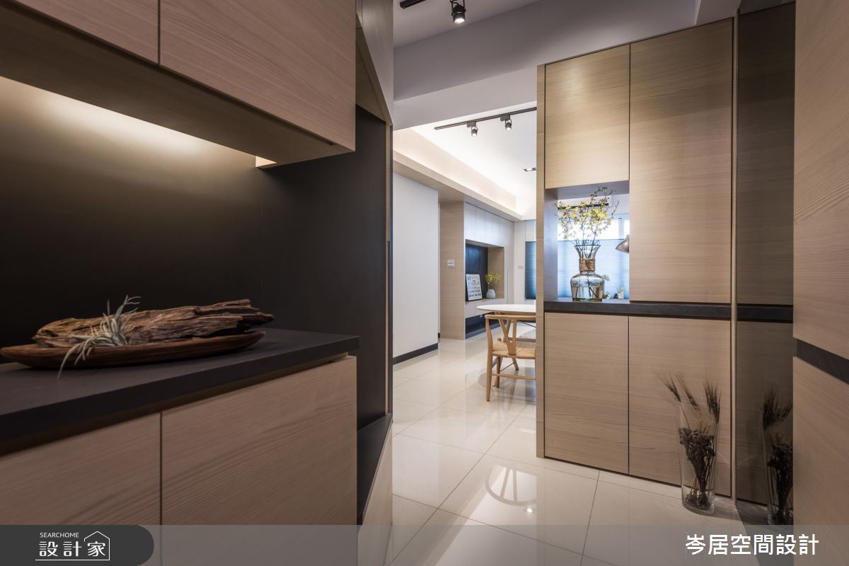 18 坪的輕裝修收納！移動式家具創造兩人一狗的生活平衡