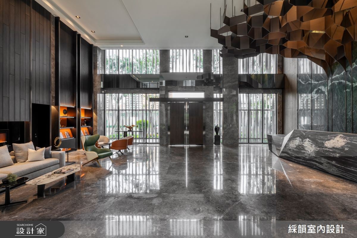 訂製現代奢華公共空間！巨大藝術量體交織石母綠石材魅力，兼具實用機能...