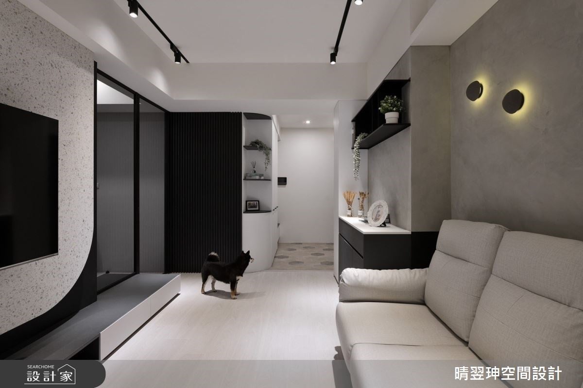 柴犬在玄關對我搖尾巴！超時尚的黑白配小宅，用水磨石、灰玻門讓質感加倍