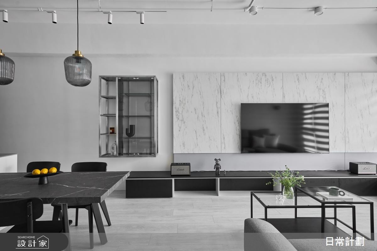 無壓簡約風一掃忙碌氛圍！1人1犬單身宅，以中性黑白灰迎來愜意生活