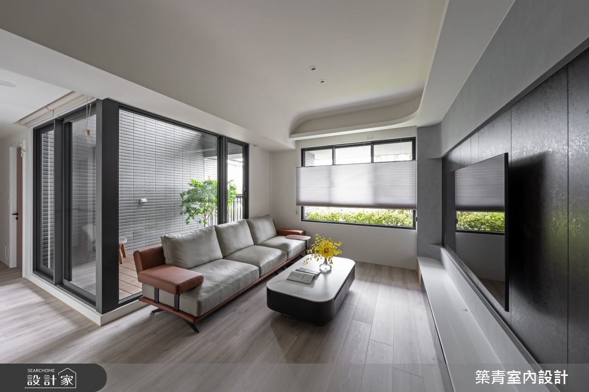 明亮中庭下的清透光感宅！一體成型的收納電視牆，與彈性利用的多功能室