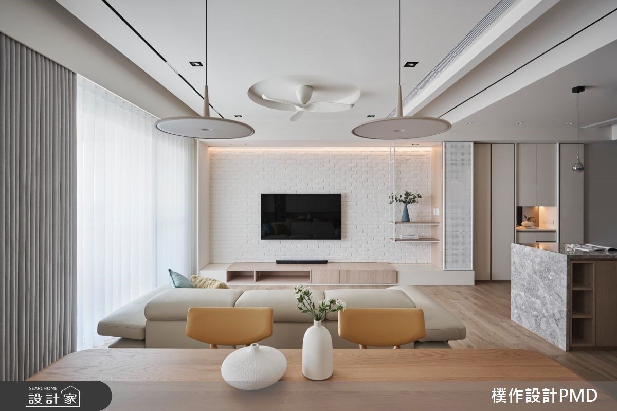 療癒木白系居家吹散壓力！時尚中島、酒櫃牆設計，烘托愉悅美好的三口之家