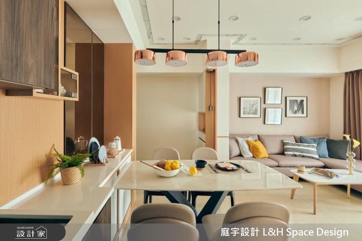 醫生夢寐以求木質北歐溫馨宅！餐桌併廚房小吧檯提升機能，搭配鏡面與拉...