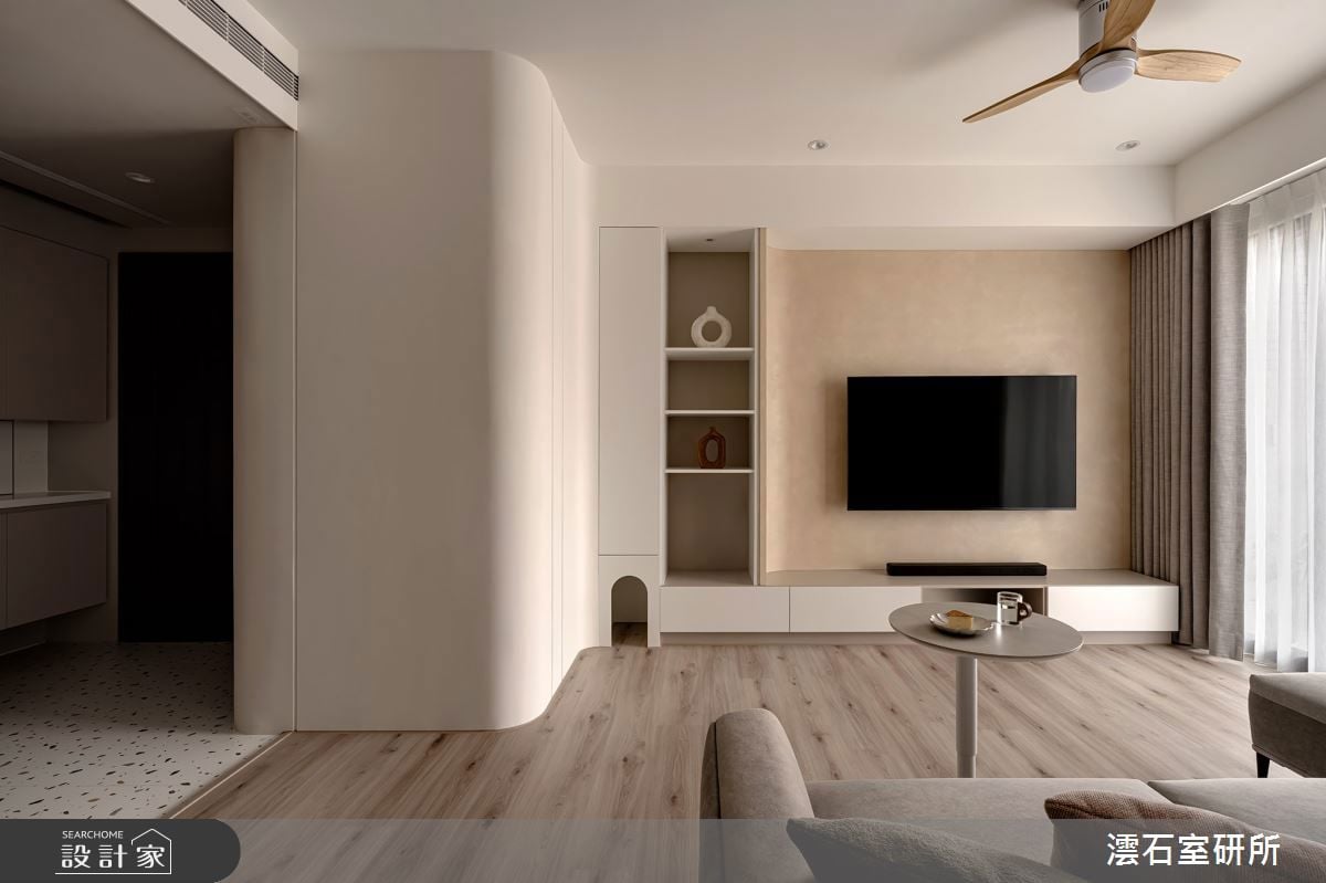 老屋翻新不用整間砍掉重練！保留局部櫃體貼膜處理、架高地板改造成玻璃...