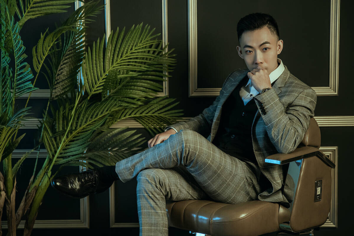 吳若浩目前在21世紀不動產A22捷運店服務，不僅是該店業績王，更是大家公認的健身魔人，同事與主管甚至幫他取了「大肌肌」、「大績績」…等綽號。（圖片來源_21世紀不動產）