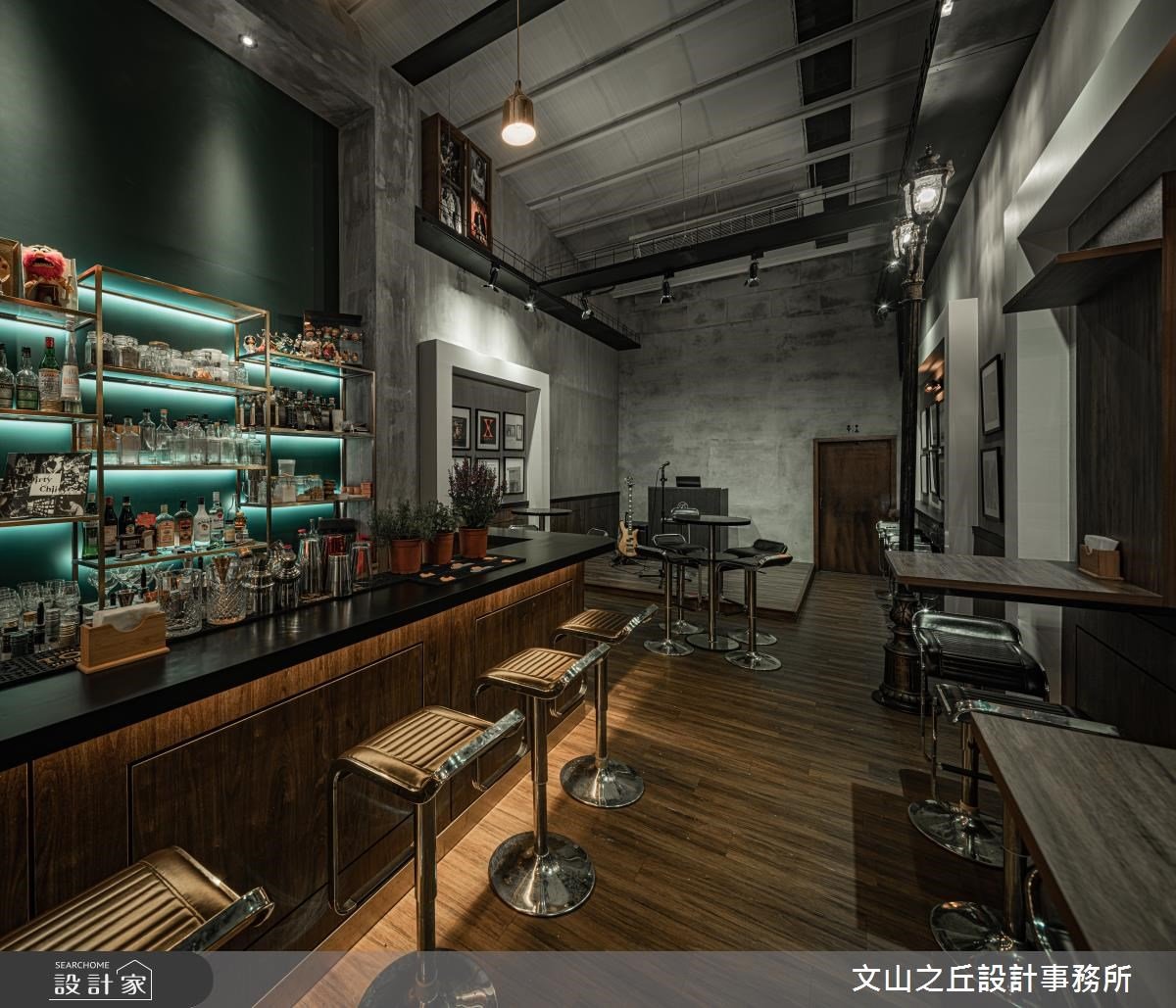 傳統老街屋化身歐美復古酒吧？以深沈墨綠，開展迷人慵懶的飲酒氛圍