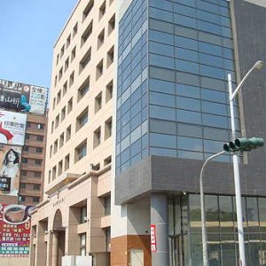 北市東區「店王街」 16坪值八千萬