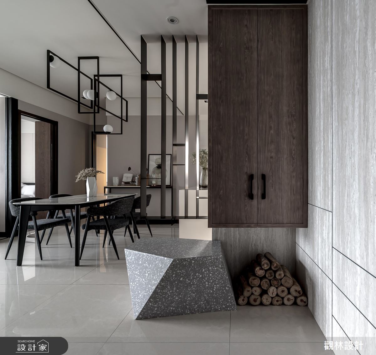 客廳物盡其用！大沙發+彈性拉門瞬間變身小客房